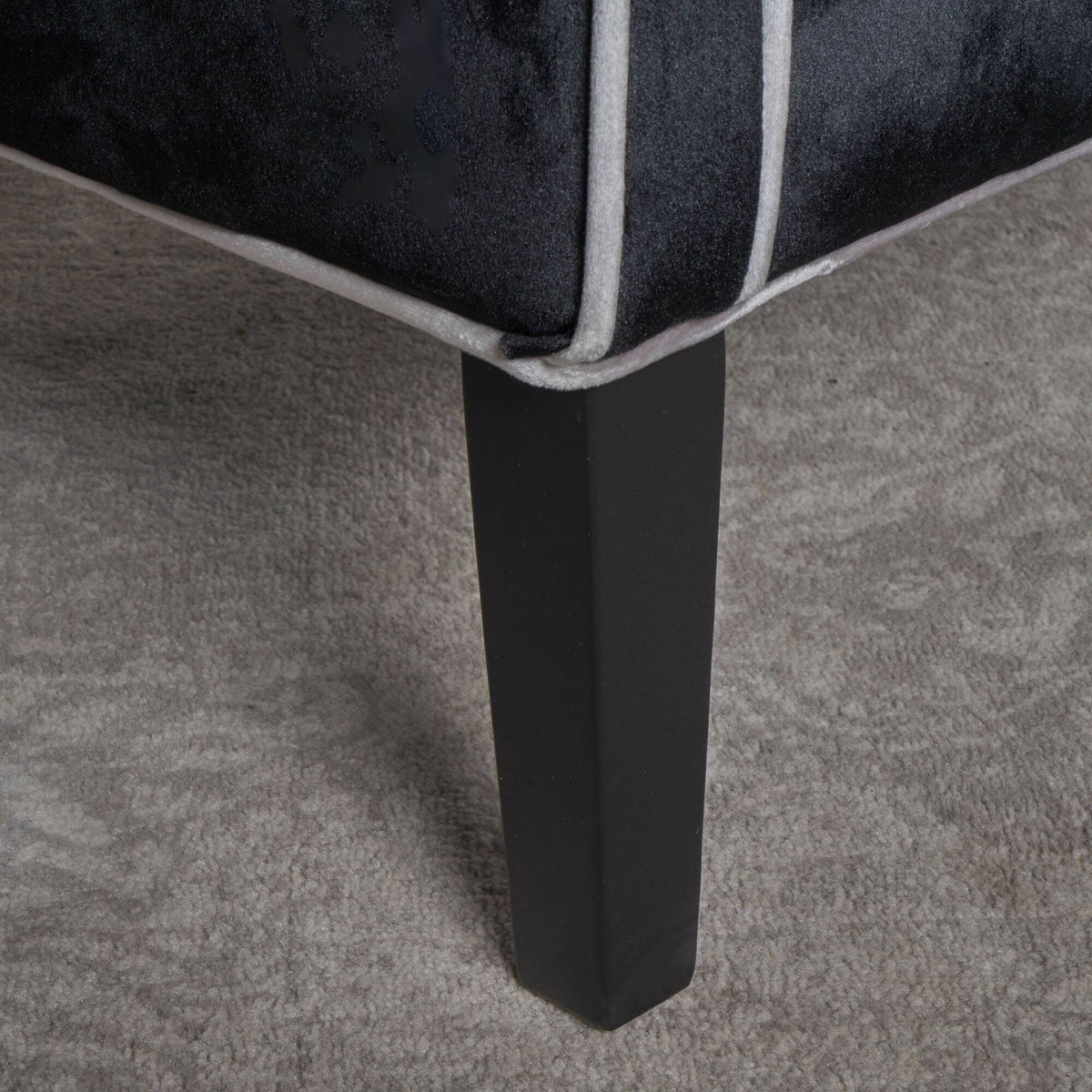 Black Traditional High Winged Back Club Chair W16574