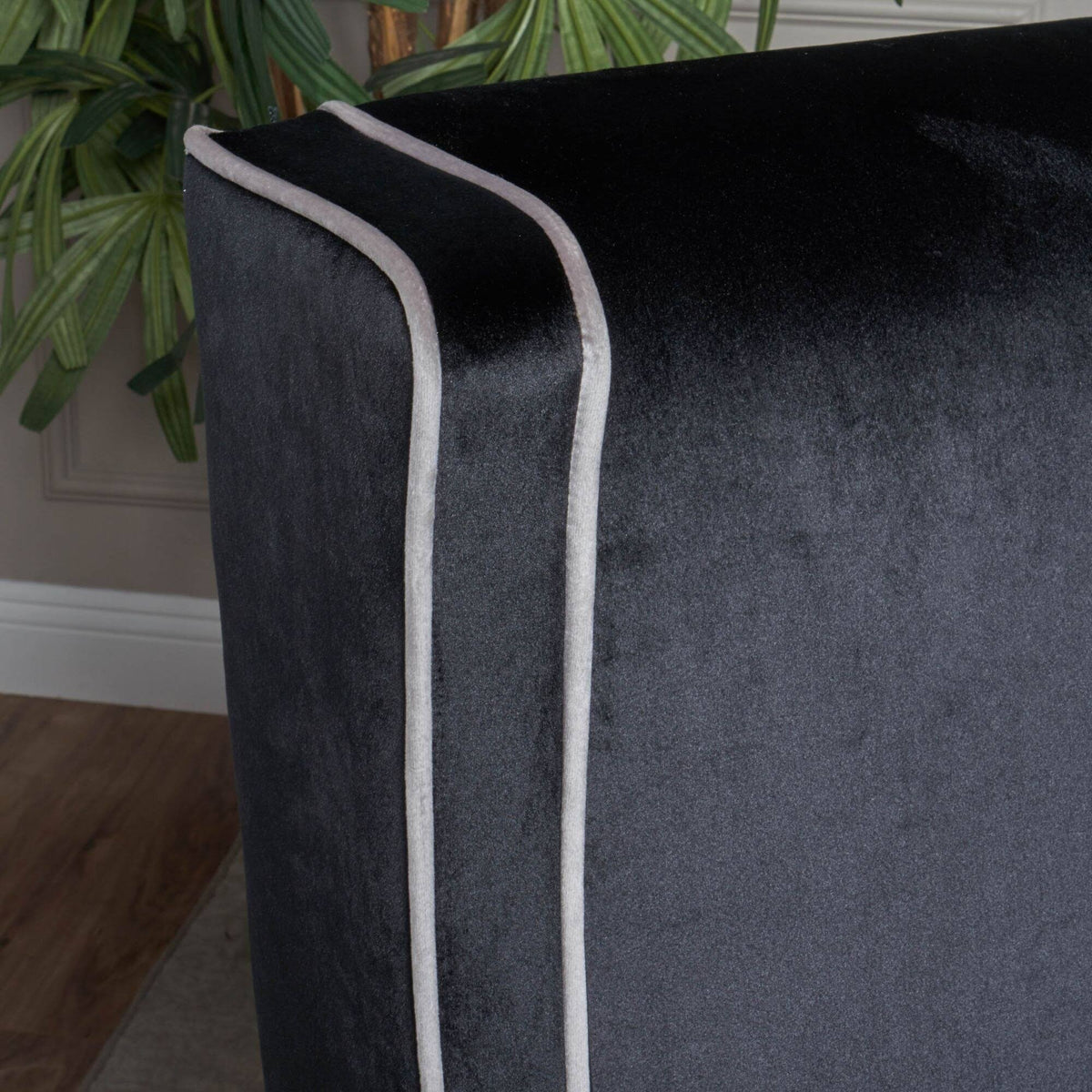 Black Traditional High Winged Back Club Chair W16574