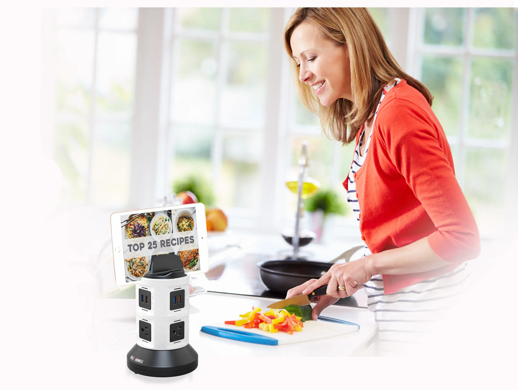 Smart Charging Station with USB Ports and Retractable Cord B585
