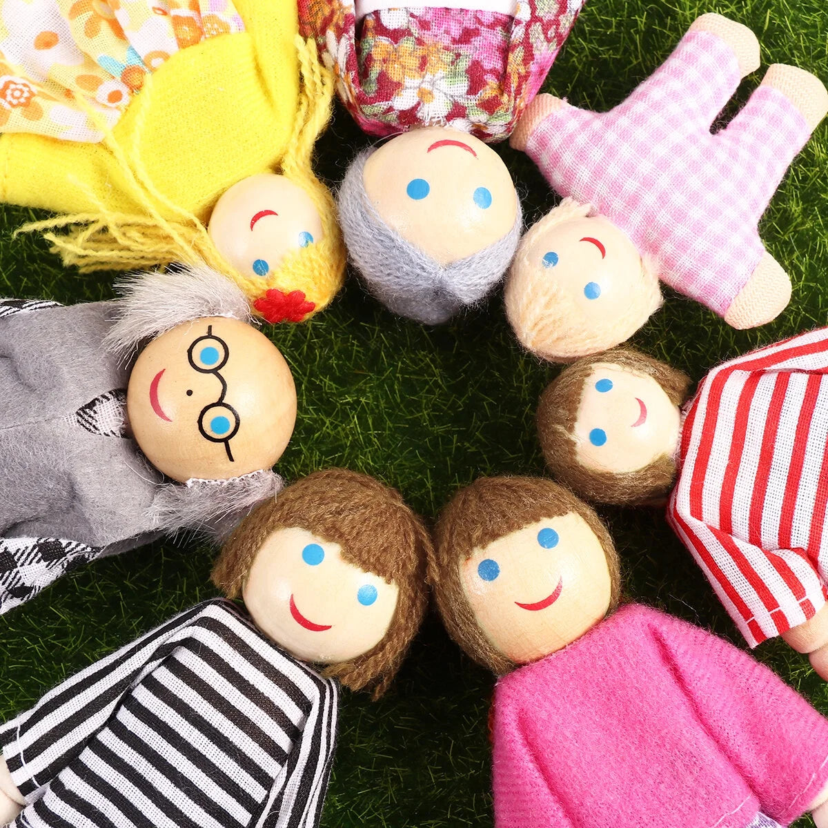 Wooden Dolls Playset Set of 7 People U139
